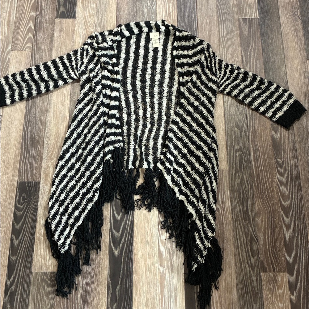 Daytrip Black and cream Fringe Open-Front Knit Cardigan. Size Large. - Picture 5 of 6